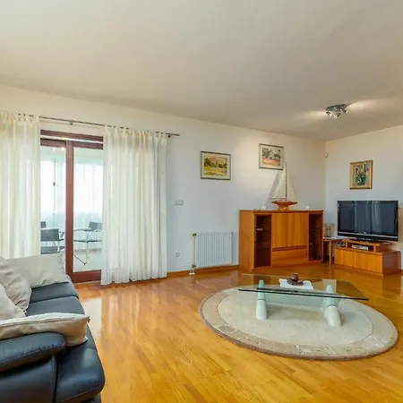 Holiday home Amazing In With Wifi Premantura
