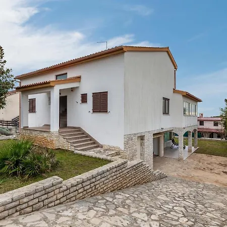 5 Bedroom Beautiful In
